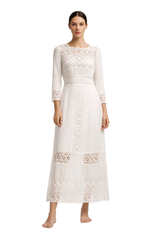 Biała sukienka midi z koronkowymi panelami i długimi rękawami